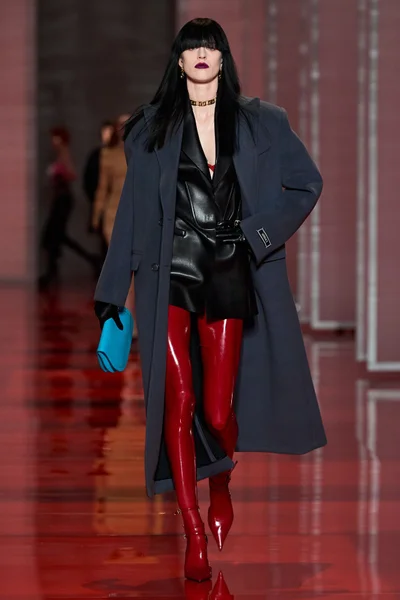 Look 16